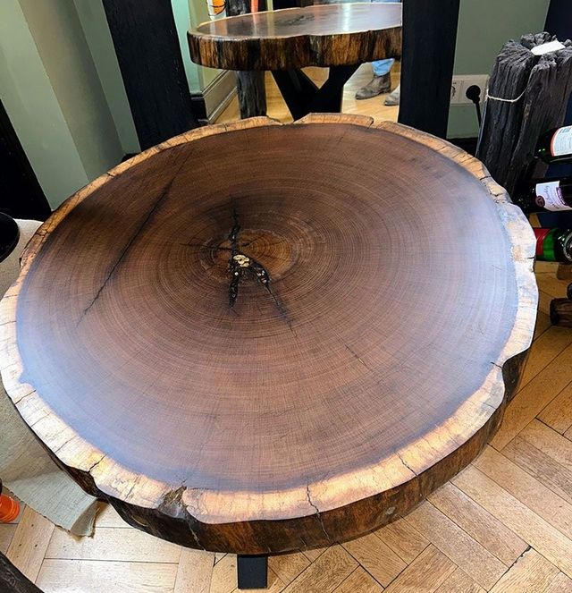 Ein polierter Holztisch mit einer natürlichen Kante